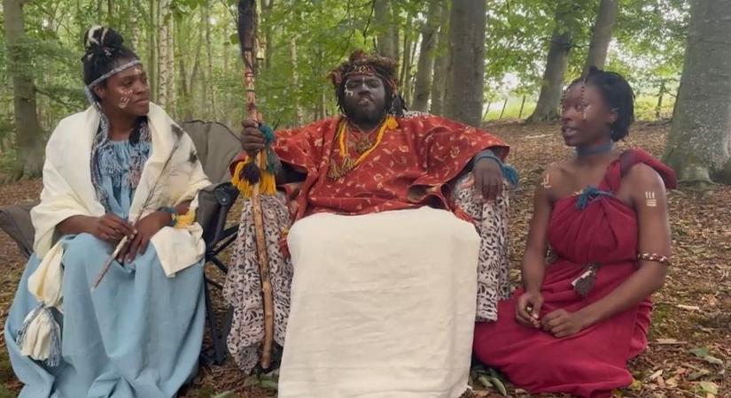 A nap legabszurdabb híre: dühös helyiek támadtak az „elveszett” afrikai törzsre egy skót erdőben