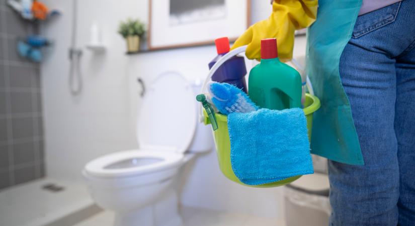 Unod a drága vegyszereket? Ez a 3 olcsó összetevő csodát tesz a WC-vel egy éjszaka alatt