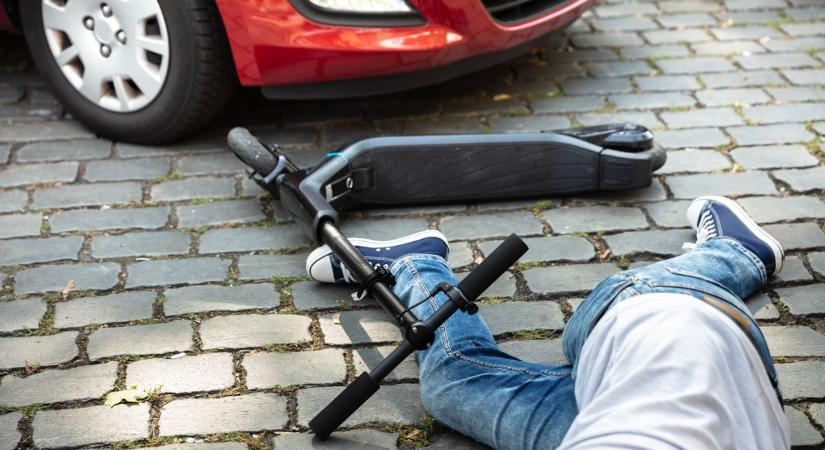 Elvágódott és kizuhant a 38-as főútra az autók közé