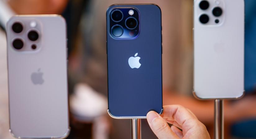 Sugárzó iPhone-ok miatt lépett az Európai Bizottság