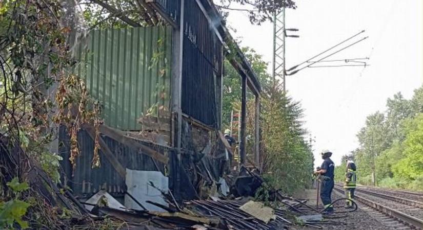 Hatalmas lángok csaptak fel Tatán, égett a Tompa Mihály utcai vasúti töltés