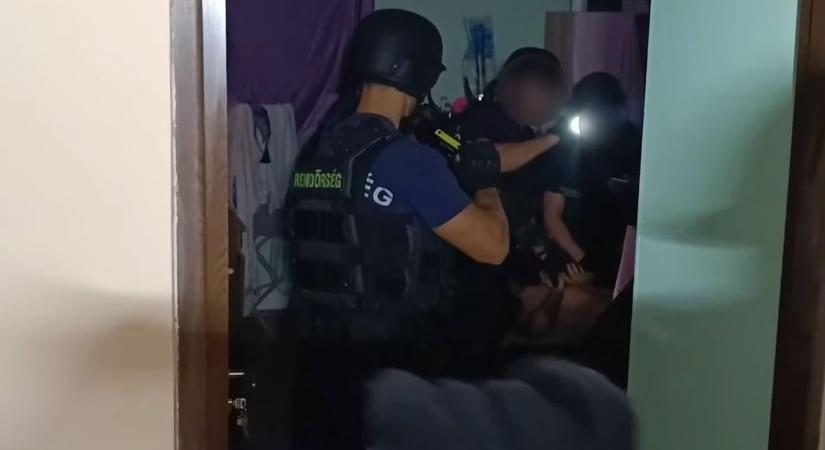 Kommandósok keltették hajnalban a dílerpárost, látványos videón az elfogásuk
