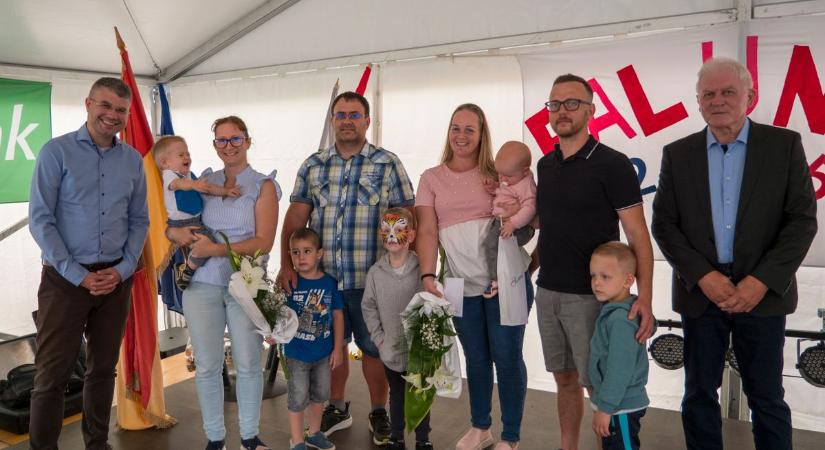 Vasegerszeg falunapján köszöntötték a legfiatalabbakat és a legidősebbeket is