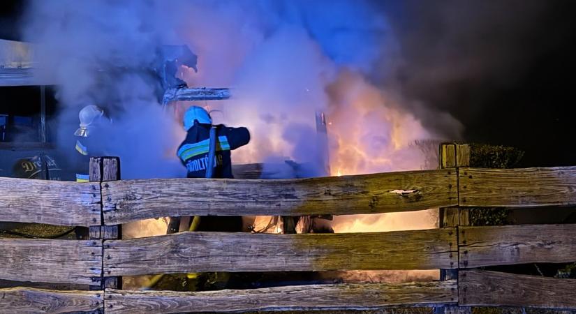 Durva fotók: óriási lángokkal égett egy lakókocsi Hajdúszoboszlón – videóval