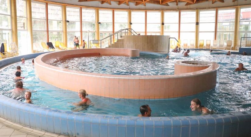 Tisza-adó: így érintené a turizmusban dolgozók bérét