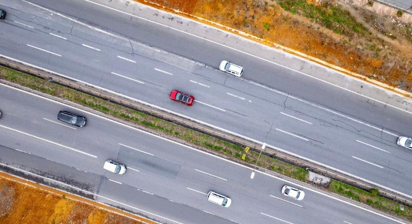 Zöld jelzés: 150-el lehet hajtani az autópályán, újabb KRESZ-módosítás a láthatáron