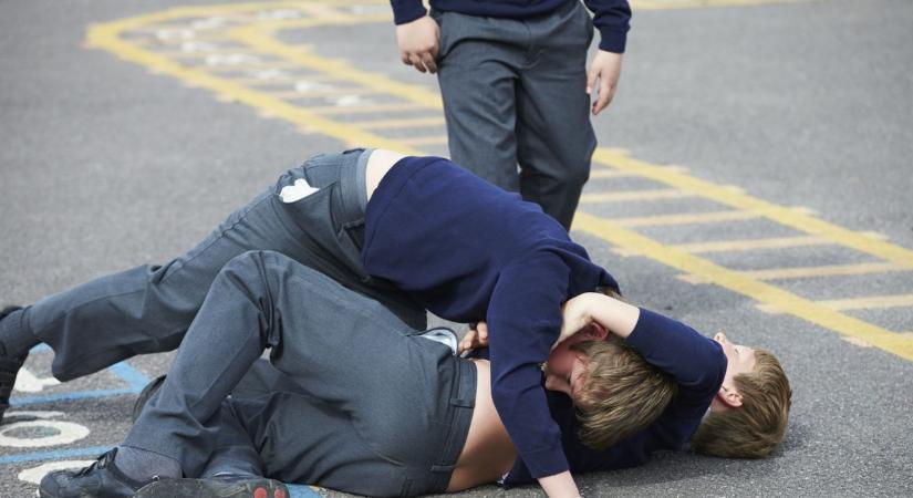 Elképesztő brutalitás: úgy megrugdosták a fiút a szabolcsi iskolában, hogy megrepedt a lépe