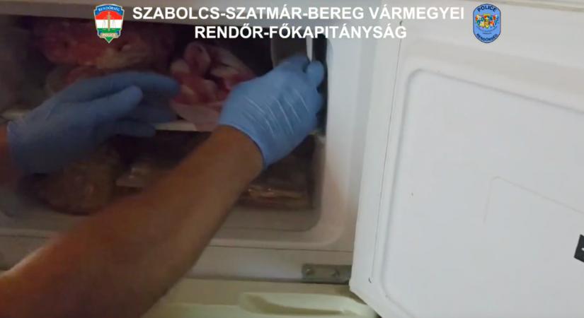 Benéztek a fiatal srác mélyhűtőjébe a szabolcsi zsaruk és ez csak rontott a helyzetükön - Fotók