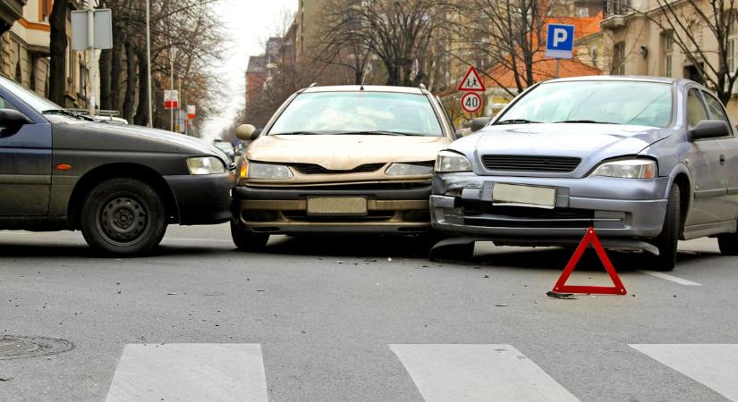 Brutális nap ez – három autó ütközött Pécs belvárosában