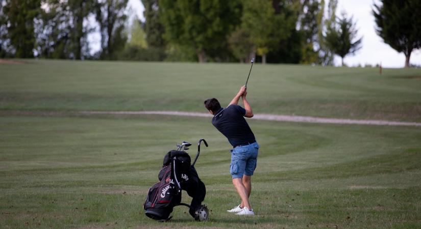 Hadházy Ákos elment Orbán Győző cégének golfpályájára Hatvanpuszta mellé