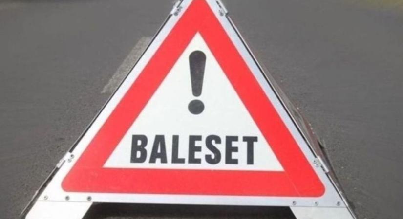 Traktorral karambolozott egy személyautó a 84-es főút egy vasi szakaszán