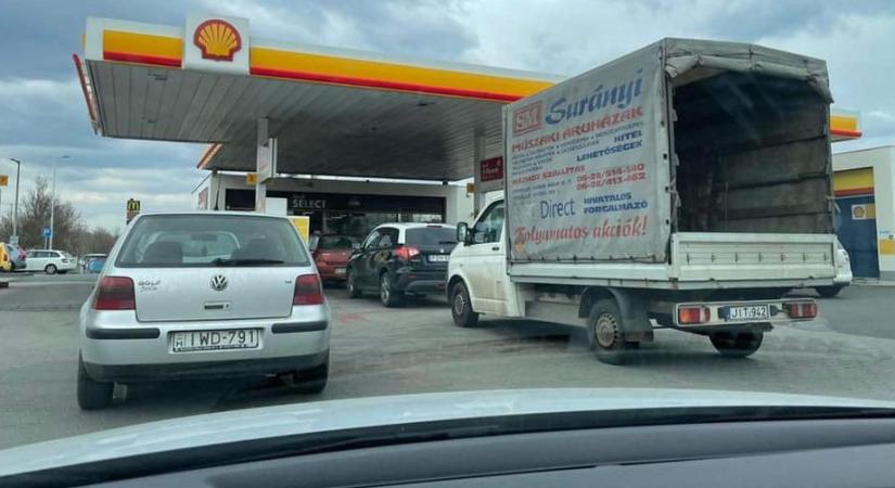 Elhalaszthatja a benzináremelést a kormány