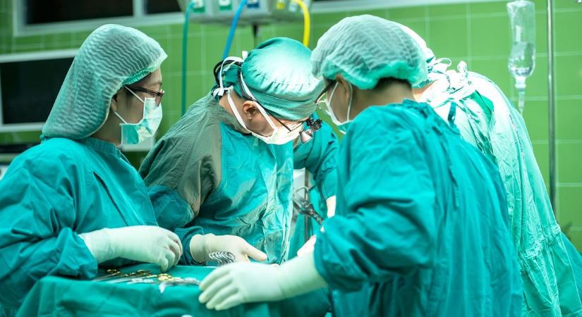 Döbbenet: ritka tárgy került elő egy csecsemő hasából