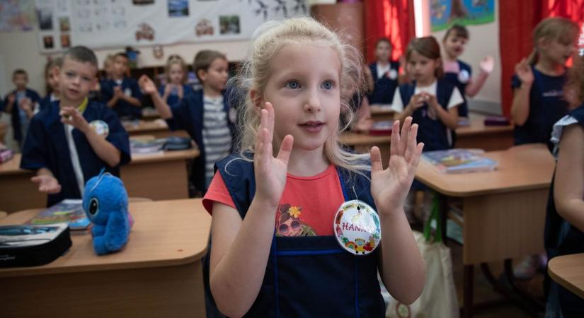Ámuldozó kis elsősök, a héten szokják az iskolát, a plüssmaci még ott figyel az asztalon (galéria)