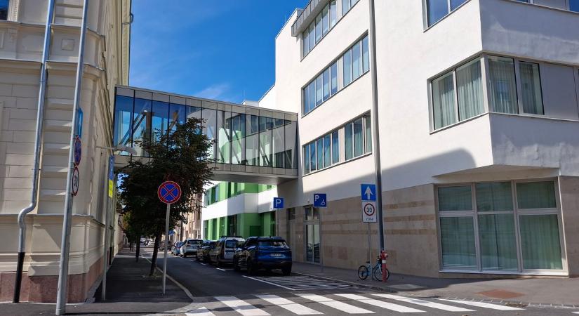 Visszaállt a régi rend - Felújították a győri iskolát, ismét járható az utca