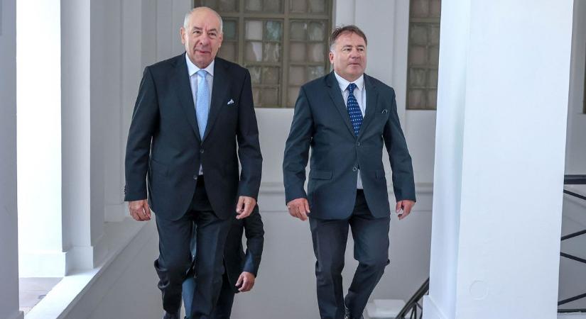 Fekete autók, rendőrök és biztonsági őrök lepték el a Béla király teret (videóval)
