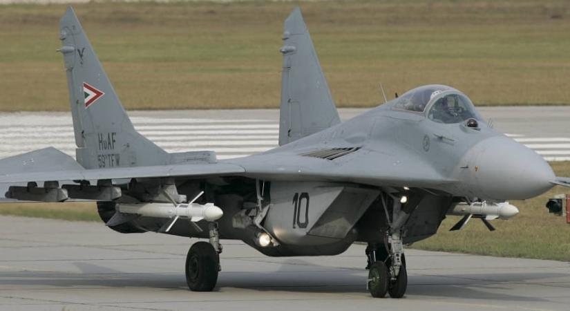 A MiG–29-es alkatrészlopás miatt valaki fegyelmit kap, de a részletek harminc évig titkosak