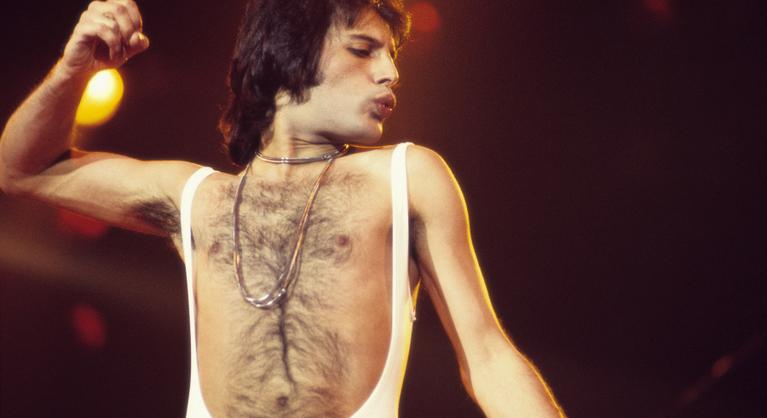 A nap, amikor Freddie Mercury kimentett a medencéből