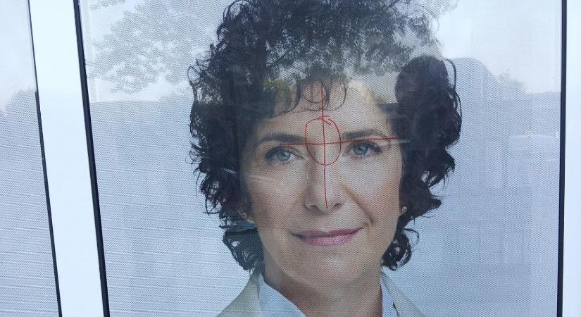 Feljelentést tett Dobrev Klára, miután célkeresztet rajzoltak a homlokára egy plakáton