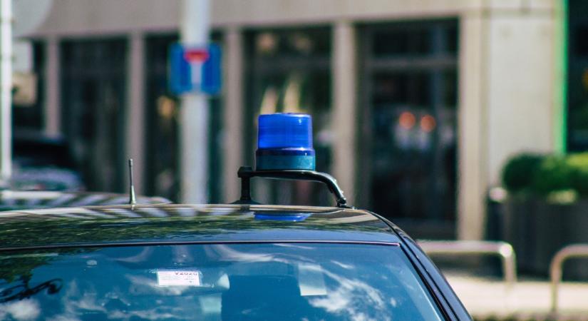 Késsel támadt egy diák a tanárnőjére - Fegyveres rendőrök a környéken, helikopter a levegőben - Fotó