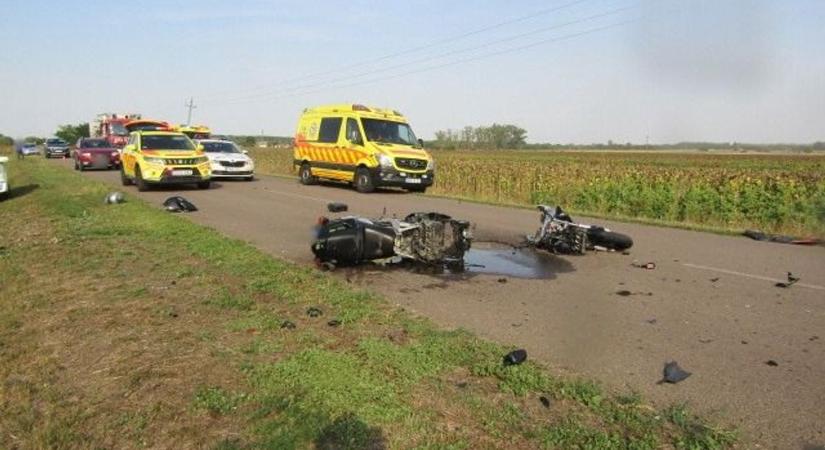 Brutális baleset: kettészakadt a motor az ütközéstől, fotókon a baleset helyszíne