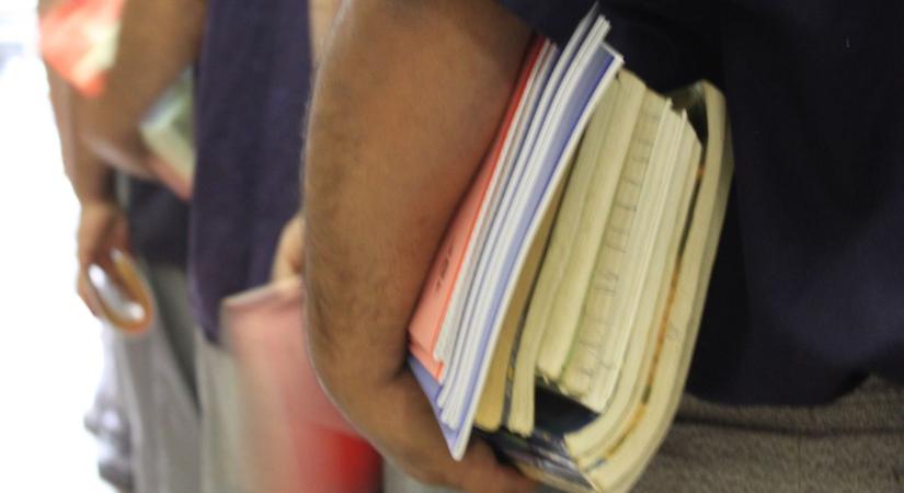 Rácsok mögött is csengettek: padba ültek a Szegedi Fegyház és Börtön tanulói