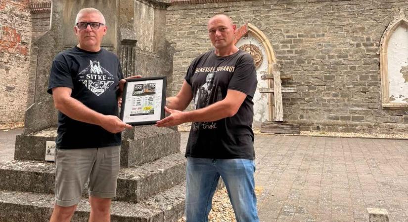 A Sitkei Rockfesztivál dedikált relikviája különleges helyre kerül