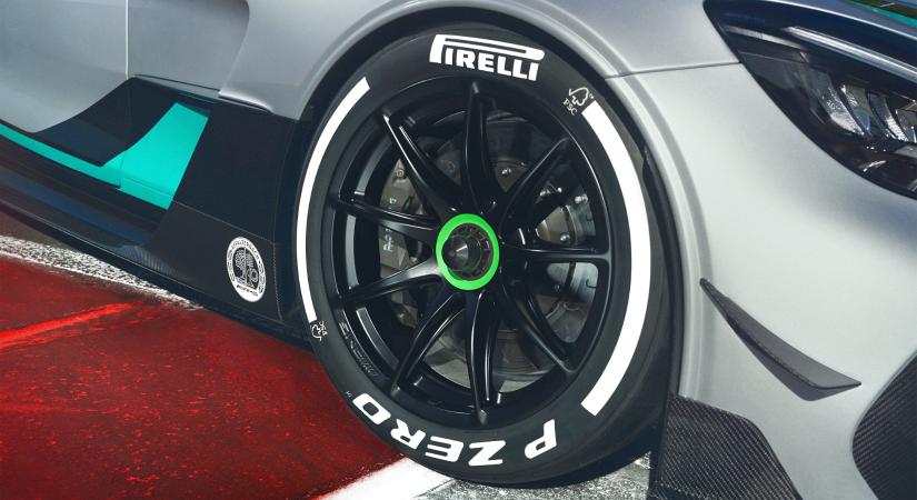 Rendszám nélküli pokoli játékszert mutatott be a Mercedes-AMG