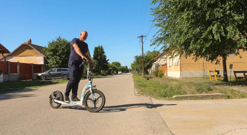 Rollerrel suhan a polgármester: Molnár Áron éli a fenntarthatóságot