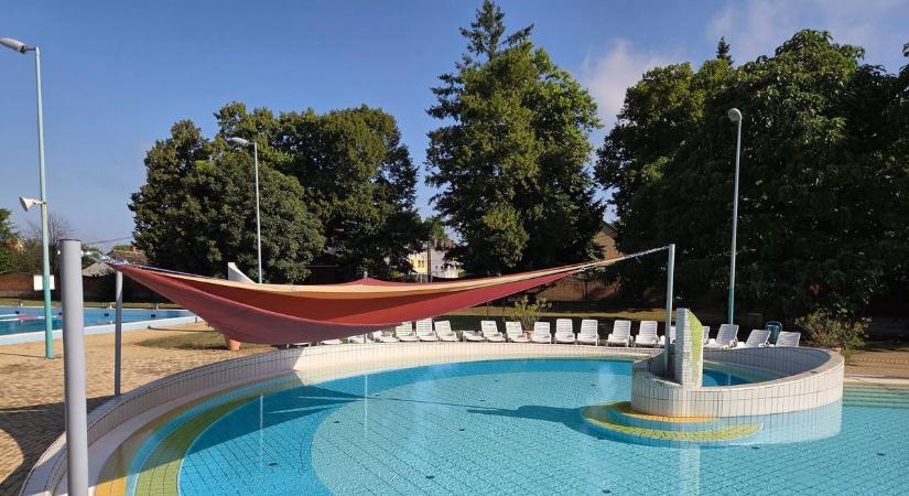Vége a pancsolásnak, lezárták a külső medencéket a dunántúli fürdőben