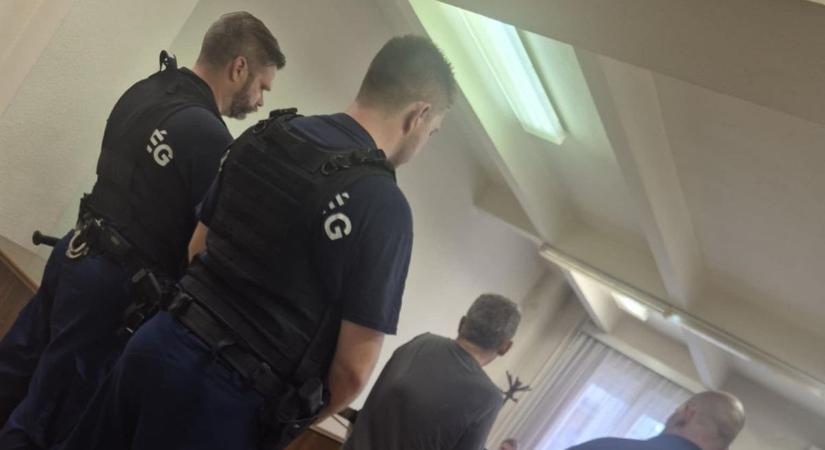 Sokkoló ítélet: pénzbírsággal megúszta a kutyáját autója után láncoló férfi
