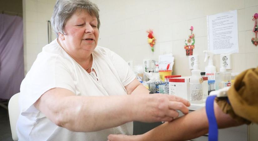 Mosolygós vérvétel a szombathelyi rendelőben – Marton Márta könnyed kézzel végzi