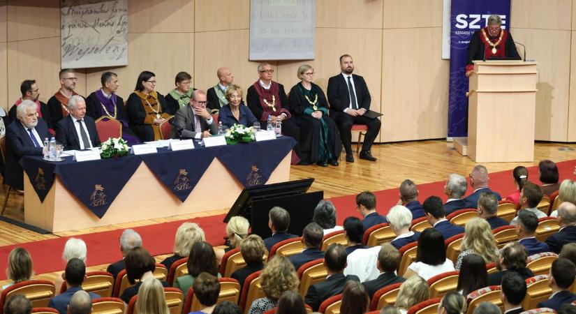 Tradíció és pompa: Dísztaláros professzori felvonulással nyitotta meg a SZTE az új tanévet – galériával, videóval