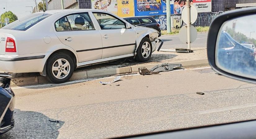 Két autó ütközött össze Szeged legforgalmasabb helyén