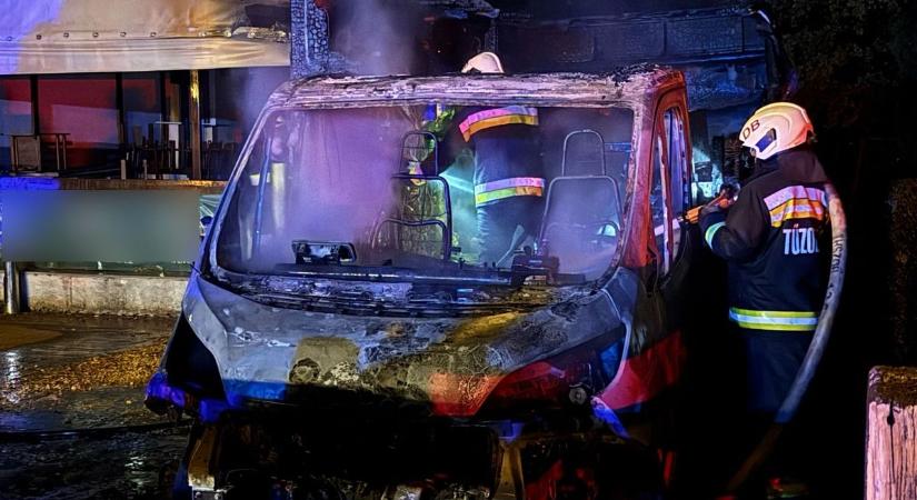 Szinte teljesen kiégett egy lakókocsi Hajdúszoboszlón, ezt üzente a tulajdonos – fotókkal, videóval