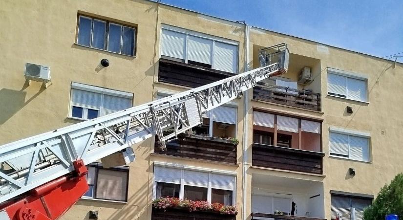 Idős ember lett rosszul: az erkélyen keresztül jutottak be a tűzoltók a celldömölki lakásba
