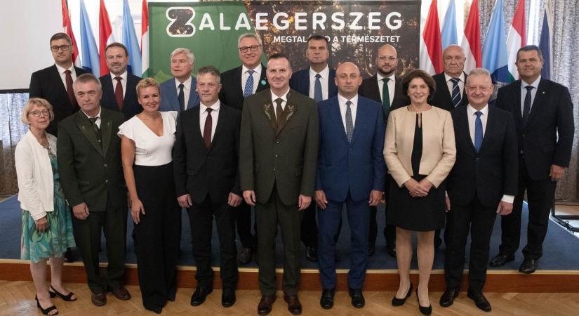 A polgármester avatárja köszöntött: három testvérvárosi szerződést írtak alá a vadpörkölt fesztivál nyitónapján (galéria, videó)