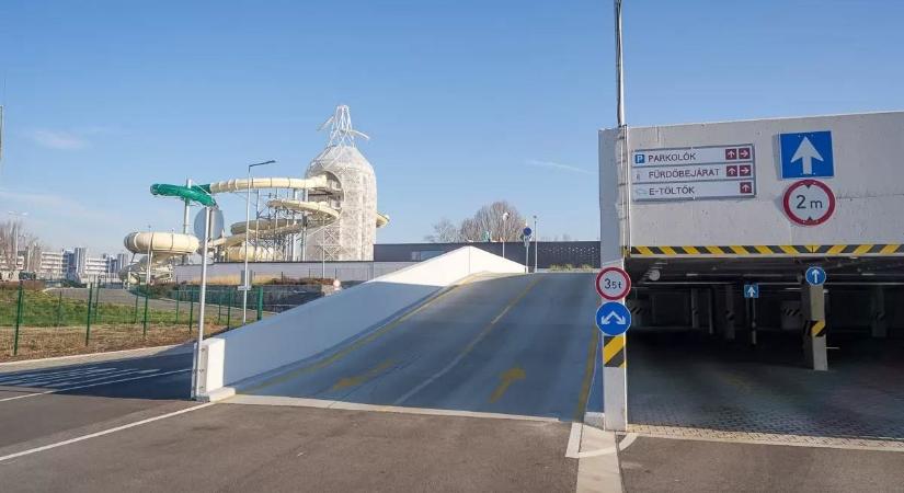 Lezárják a győri fürdő parkolólemezét