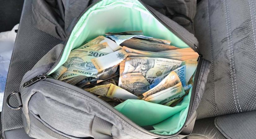Két perc alatt, több tízmillió forintot loptak el a zuglói posta bankautomatájából: rollerrel menekültek a rablók – videó a cikkben