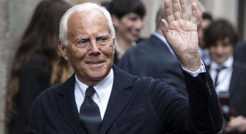 Videón Giorgio Armani utolsó nyilvános szereplése, kézenfogva vezették a törékeny divatmogult