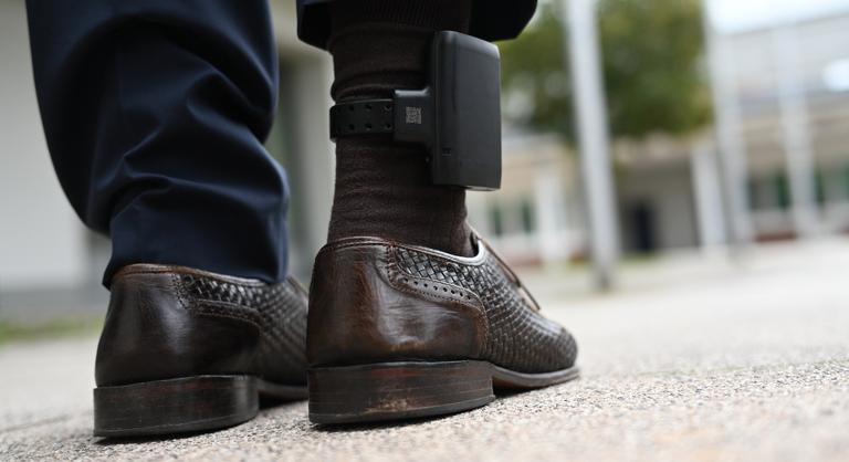 Januártól GPS-nyomkövetővel figyelheti az áldozat és a rendőrség is a bántalmazókat