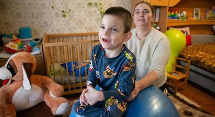 "A betegsége padlóra küldött" - Így küzd a 8 éves Zolika, aki agyi bénulásban szenved