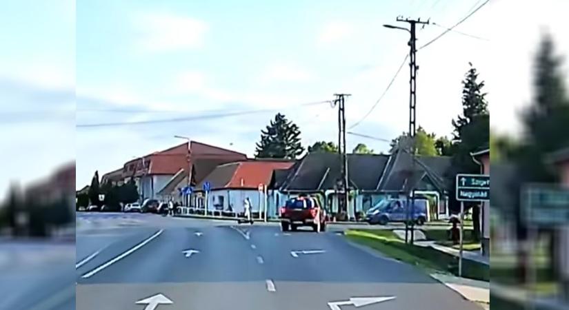 Egy hajszálon múlt egy újabb rolleres tragédia Kadarkúton, videón a dermesztő manőver