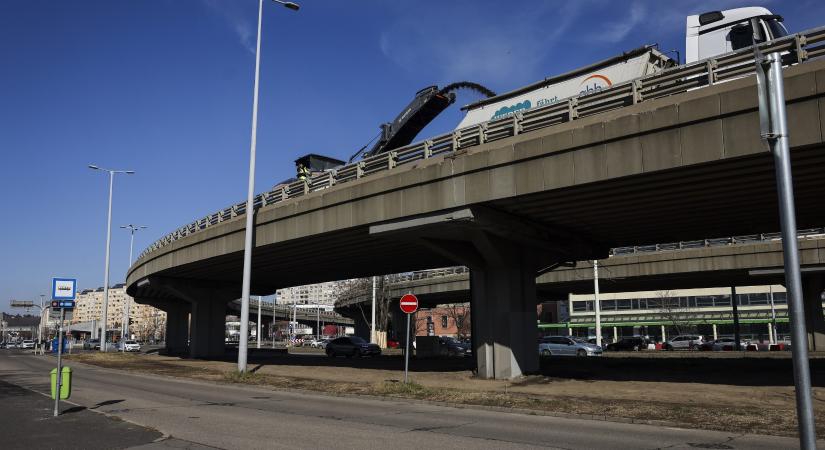 Megemelték a Flórián téri felüljárót