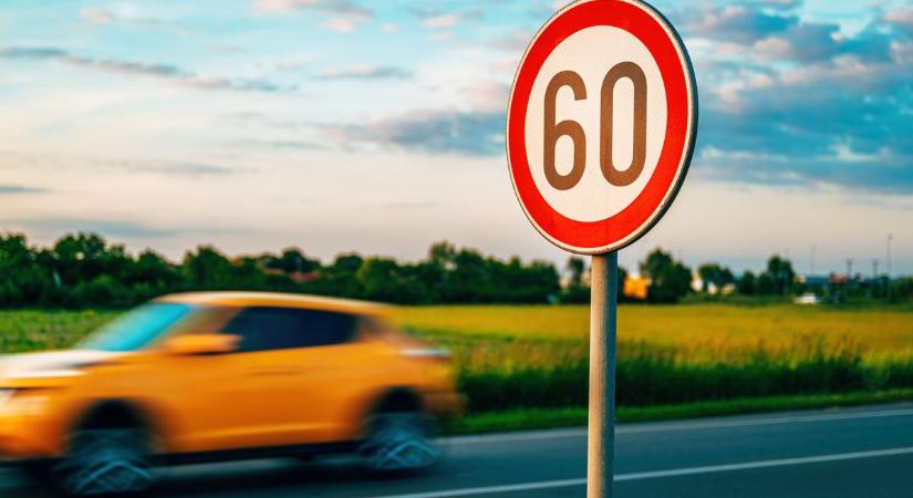222 kilométer/órás sebességgel száguldott – Jogosítványa és járműve is bánta