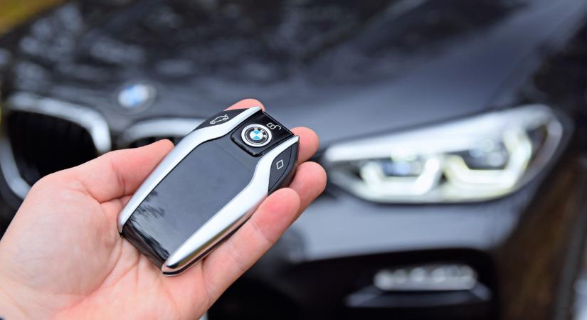 805 km hatótáv, villámgyors töltés: itt az új BMW, amit Debrecenben fognak gyártani