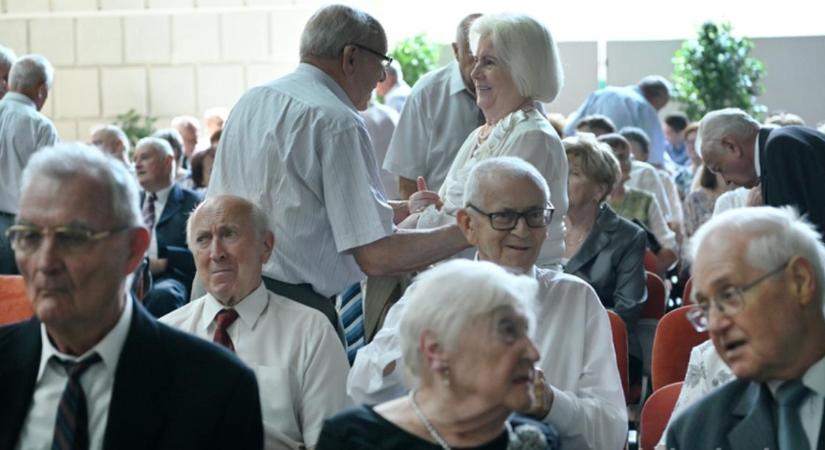 Arany-, gyémánt- és vasdiplomákat kaptak a Debreceni Egyetemen végzett szépkorú agrármérnökök – fotókkal