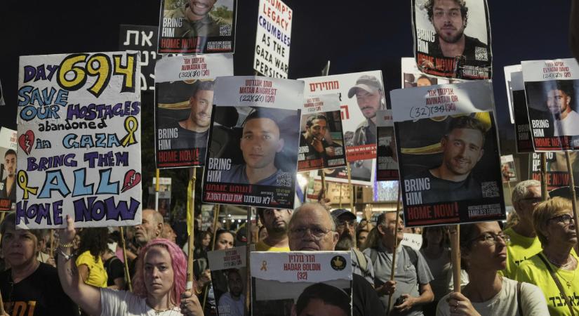 Ismét üzentek az izraeli kormánynak a túszok hozzátartozói – Izrael újabb negyedeket rombolt le