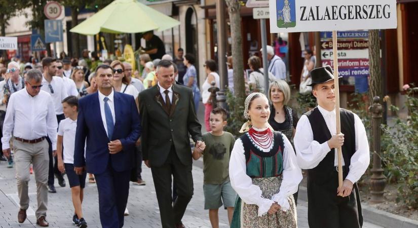 Halat, vadat, s mi jó falat – Elstartolt a nagy egerszegi buli, ilyen látványos volt a felvonulás! (galéria)