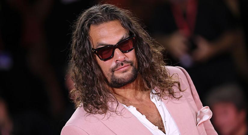Jason Momoa talpig pinkben lépett a vörös szőnyegre: a körme is rózsaszínű volt
